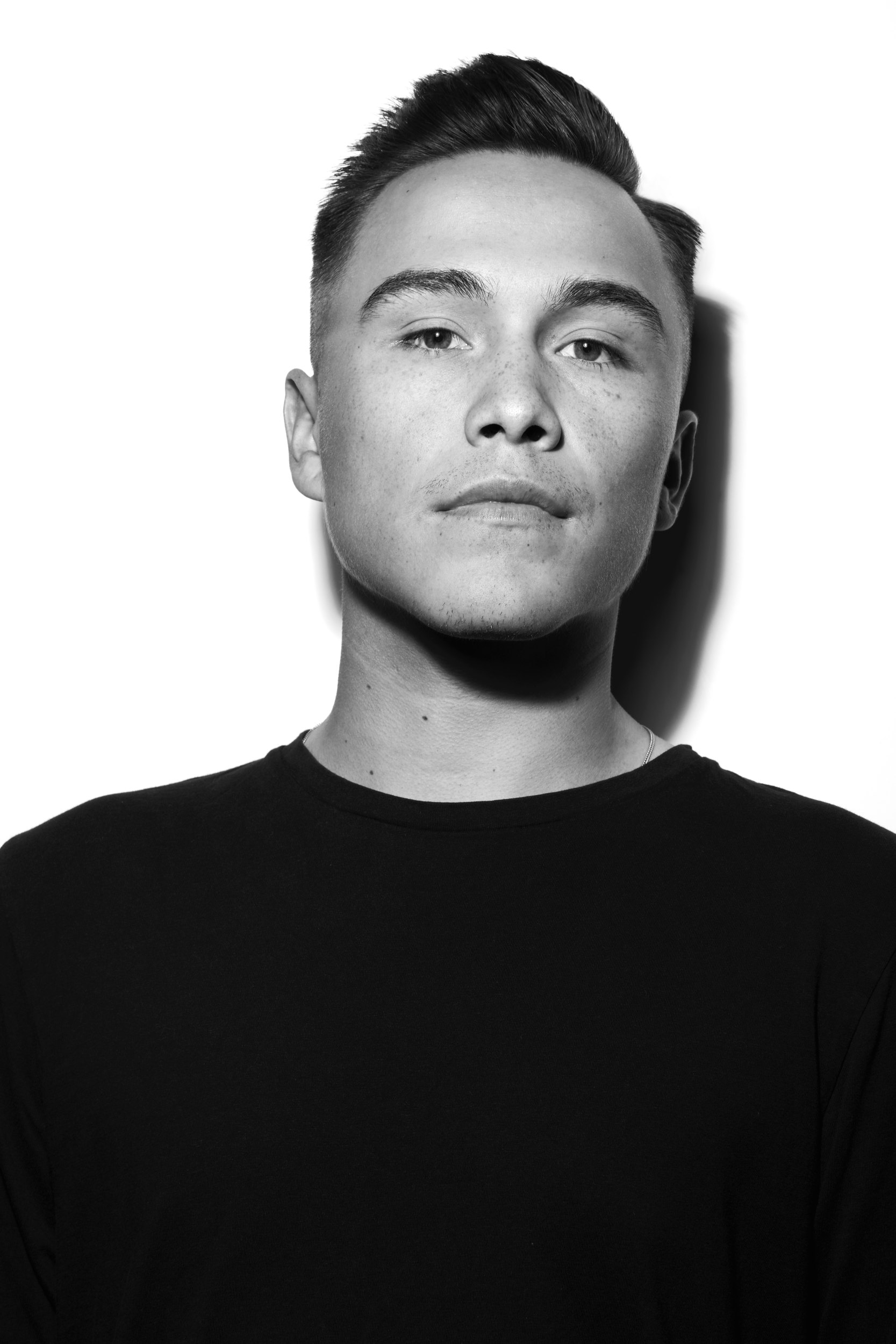 The same session in black and white, a black tee against white