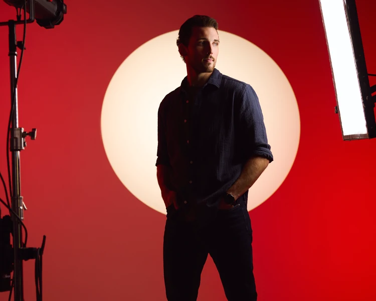 The same session: a circle of light on red, with the lights left in the shot