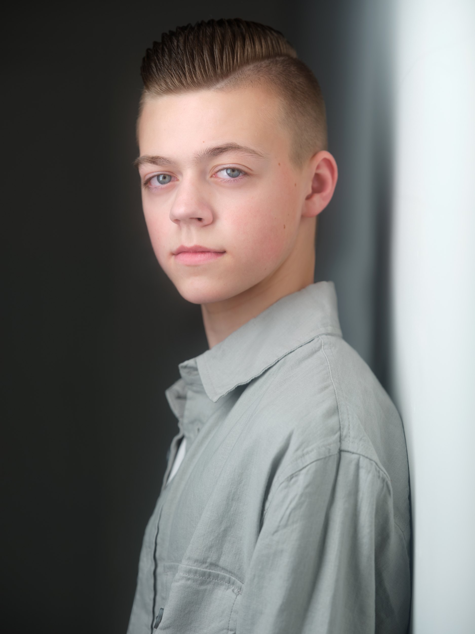 The same session, a grey shirt against the wall of light